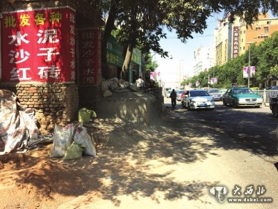 紧挨着道路的两家还没有拆除