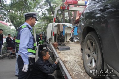 东岗交警集中整治违法停车