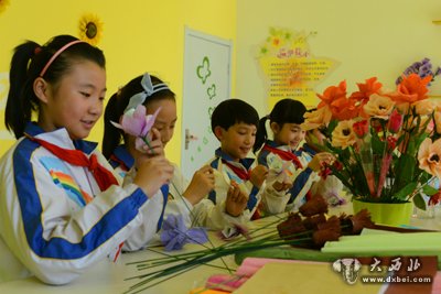 兰州小学生正在为爷爷奶奶准备礼物