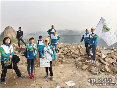 10月4日，徒步第三天，参与的70后志愿者们在途中留影。受访者供图