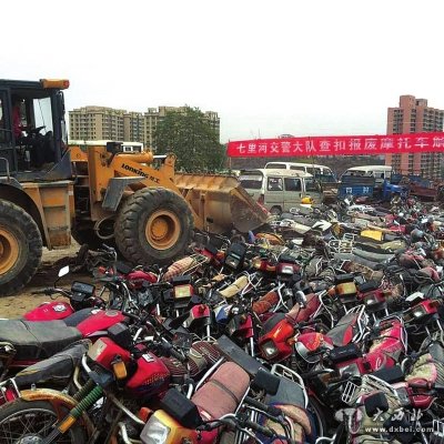 七里河交警现场销毁689辆无牌无证摩托车