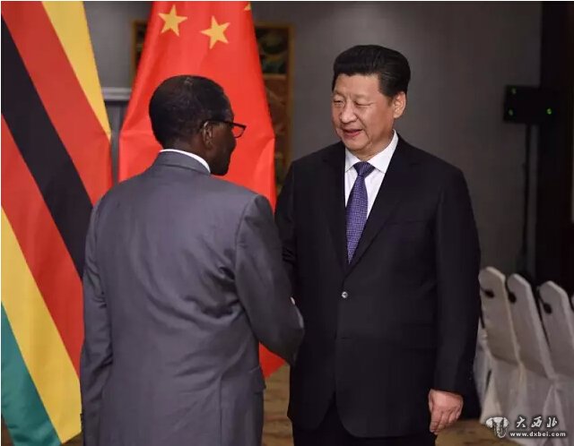 2015年4月23日，国家主席习近平在雅加达会见津巴布韦总统穆加贝
