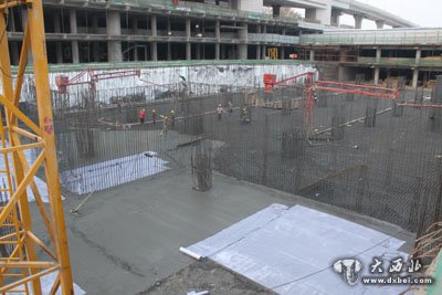 兰州西客站北广场中区开始浇筑
