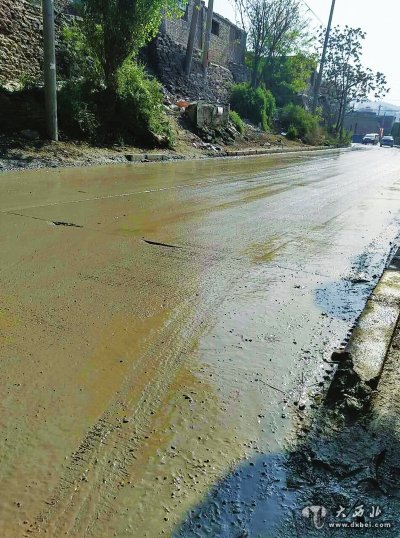 工地水管爆裂大砂坪大坡沟公路成了泥糊糊