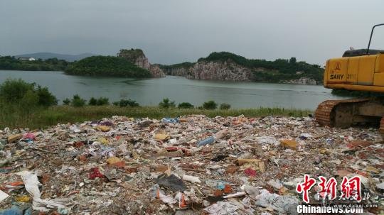 上海垃圾偷倒太湖调查：几篮球场垃圾引苍蝇满天飞