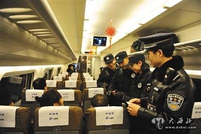 2015年1月8日，在呼和浩特开往包头的动车上，呼和浩特铁路公安处乘警正在对旅客的身份证进行查验。图/视觉中国