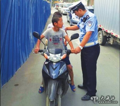 12岁哥哥骑摩托车带着8岁弟弟去兜风