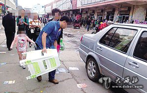 抢搬塑料凳现场