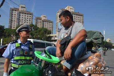 东岗交警整治道路交通秩序