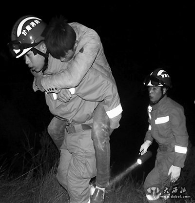 男子深夜跌入10米坑 消防队员轮换背上来