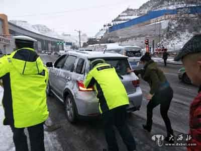 雪天坚守东岗交警全员上路保畅通