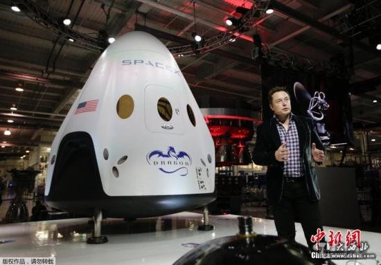 资料图：SpaceX公司首席执行官在介绍“龙”载人飞船。