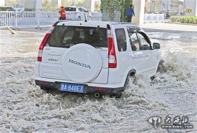 小西湖立交桥下污水横流