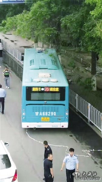 失控的75路公交车