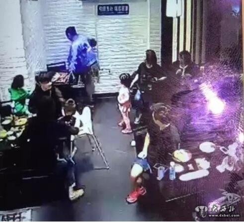 "女大学生飞踹4岁女童"视频曝光 自称只踹了椅子