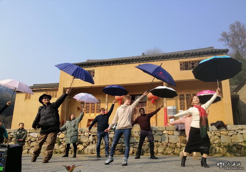 这是2020年12月19日，植国明、肖恩、瑞贝卡·尼什、乌俊杰与村民们一起练习舞蹈，迎接新年。新华社记者 刘方强摄